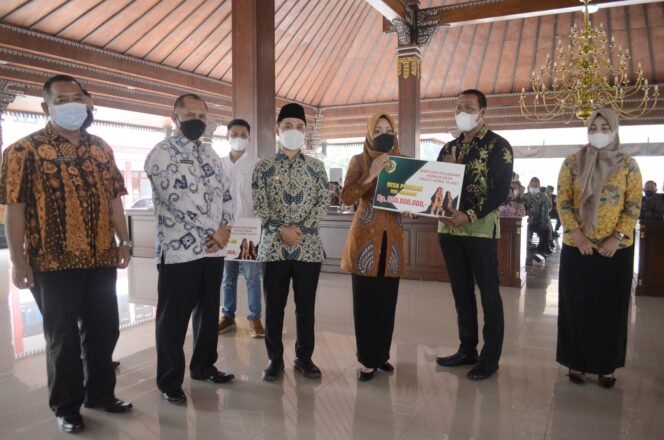 
					Bupati Ikfina Tandatangani Pakta Integritas bersama Kades