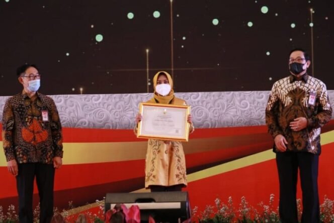 
					Ning Ita Dapatkan Anugerah Meritokrasi dari Komisi Aparatur Sipil Negara