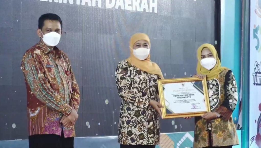 Wali Kota Mojokerto Terima Penghargaan Penanganan Covid-19 Terbaik dari Gubernur Jatim