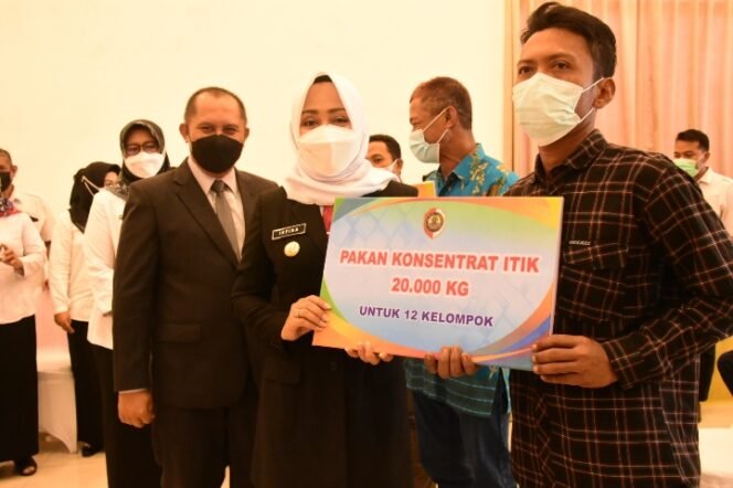 
					Dorong Peternakan & Pertanian, Bupati Mojokerto Serahkan Dana Insentif Daerah
