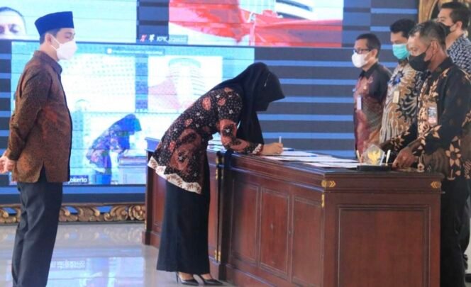
					Guna Wujudkan ASN Berkualitas, Bupati Tandatangani Perjanjian Kinerja & Pakta Integritas Perangkat Daerah, Disaksikan KPK