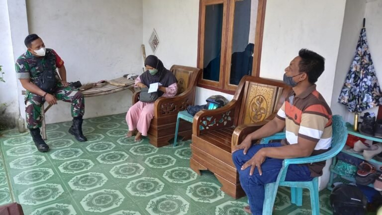 Babinsa Koramil Pungging Bareng Nakes Tracing 20 Warga Kontak Erat