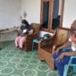Babinsa Koramil Pungging Bareng Nakes Tracing 20 Warga Kontak Erat