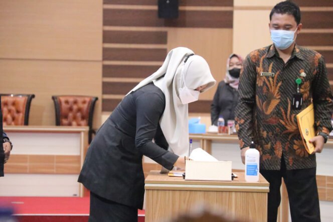 
					
Penyampaian Rekomendasi Terhadap LKPJ Bupati 2021, DPRD Rekomendasikan Pemulihan Ekonomi
