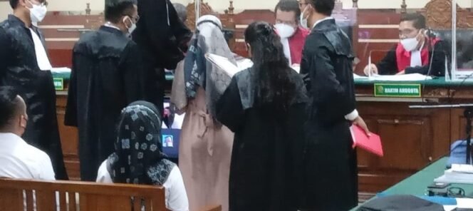 
					Mantan Bupati MKP Masih Menjadi Orang Kuat , Punya Banyak Wanita & Masih Bertahta, Inilah Bukti Wanita dan Tahtanya