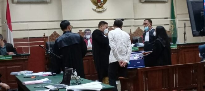 
					Mantan Bupati MKP Memiki Puluhan Mobil-Kapal Mewah & Tanah, inilah Kesaksian Ajudannya