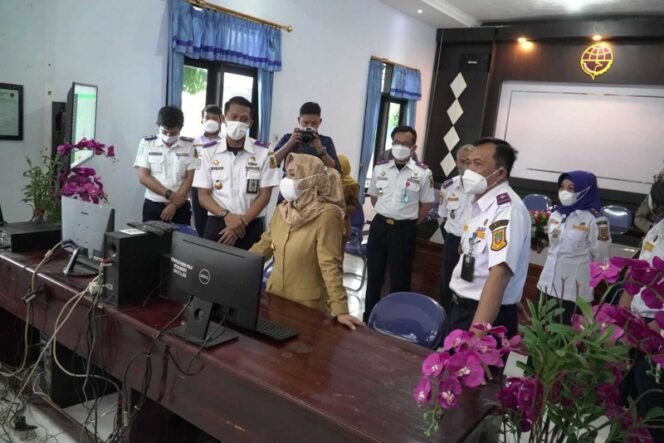 
					Guna Tingkatkan Pengawasan, Ning Ita Integrasikan CCTV Se-Kota Mojokerto Di Comand Center  
