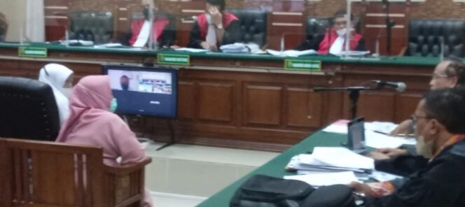 
					Sungguh Menyesal
Terdakwa MKP Menangis Dihadapan Ibundanya, Inilah Peran Ibu MKP
