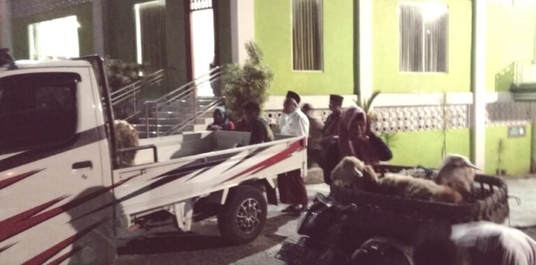Ponpes Amanatul Ummah Bagikan 50 Sapi & 250 Kambing, Kyai Asep Ajak Sedekah Untuk Menambah Nikmat Allah