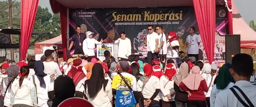 Pembagian Puluhan Gerobak, Pengobatan Gratis, Hujan Ratusan Hadiah dan Hiburan Dangdut Tandai Hari Koperasi Kota Mojokerto