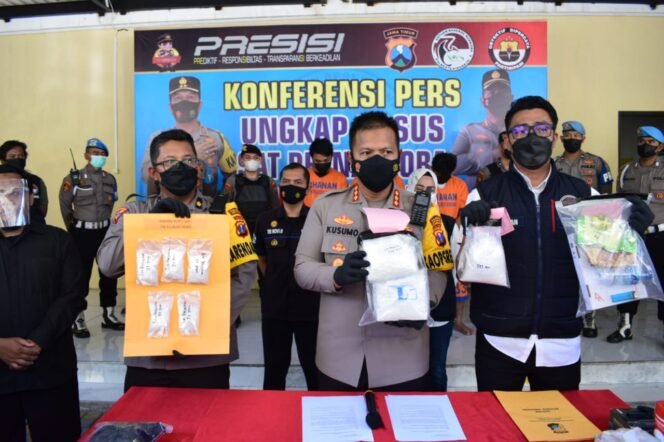 
					3 Pelaku Pengedar Sabu Jaringan Bali Dibekuk Satresnarkoba Sidoarjo