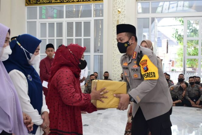 
					Di Hari Asyura Polresta Sidoarjo Gelar Doa Bersama dan Santuni Anak Yatim
