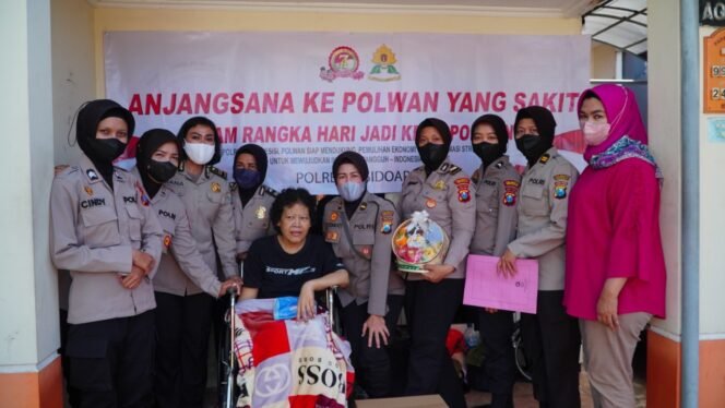 
					Menyambut HUT ke- 74, Polwan Sidoarjo Anjangsana ke Purnawirawan dan Anggota yang Sakit