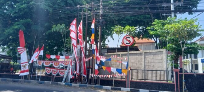 
					Putus Sekolah di Sidoarjo, Berjualan Bendera Demi Membantu Perekonomian Orang Tua
