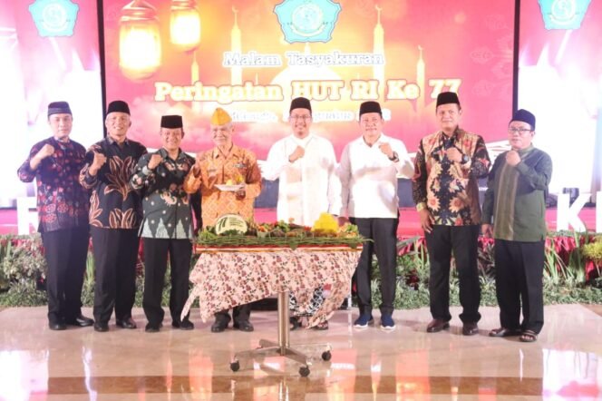 
					Peringati HUT ke 77 Kemerdekaan RI, Bupati Sidoarjo Bersama Kyai Khos Gelar Sholawat dan Tasyakuran di Pendopo