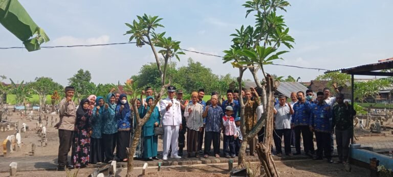 Selepas Upacara Bendera HUT ke-77 RI PemDes Kebaron Tabur Bunga Di Makam Umum