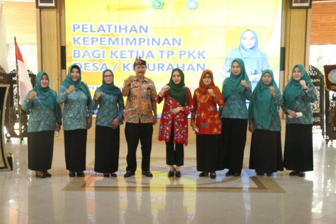 
					Ketua dan Pengurus TP.PKK Desa/Kelurahan dibekali Materi Kepemimpinan