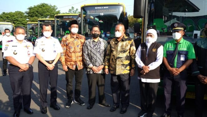 
					Gubernur Jawa Timur Launching Bus TransJatim Di Sidoarjo
