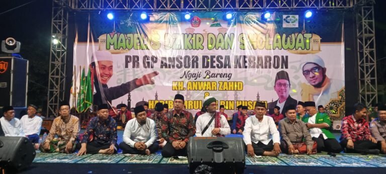 Bupati Sidoarjo Hadiri Majelis Dzikir dan Sholawat Yang Dipenuhi Ribuan Warga Di Lapangan Bola Kebaron