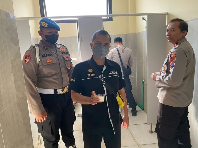 Kapolresta Sidoarjo Beserta Anggota Melakukan Tes Urine Pasca Penyalahgunaan Narkoba