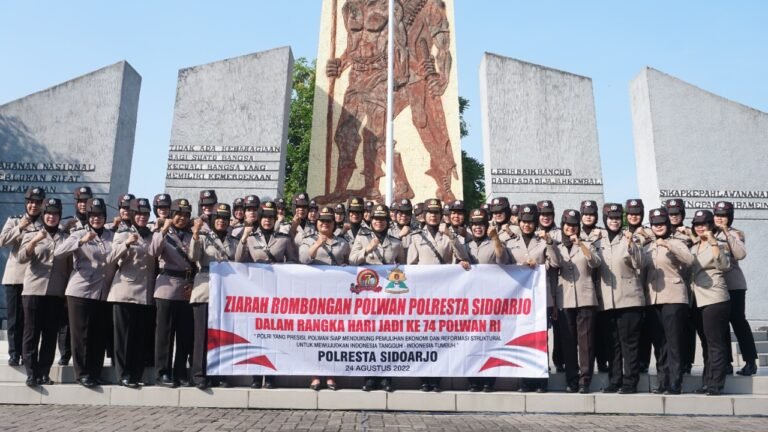 Rombongan Polwan Sidoarjo Ziarah Ke Makam Pahlawan Jelang Hari Jadi Ke- 74