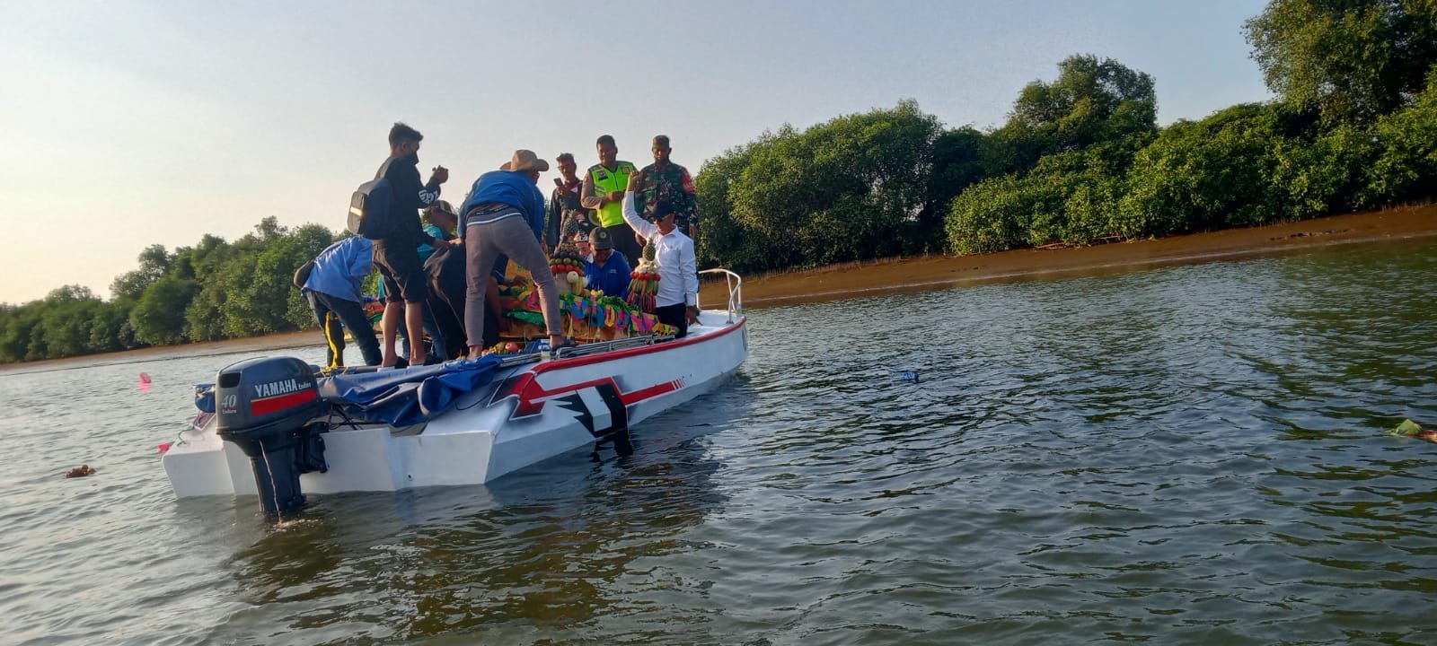 Arakan Tumpeng Dilarungkan di Pulau Lusi Sebagai Sedekah Bumi Bagi Warga Nelayan Pesisir Kedung Pandan Jabon Sidoarjo