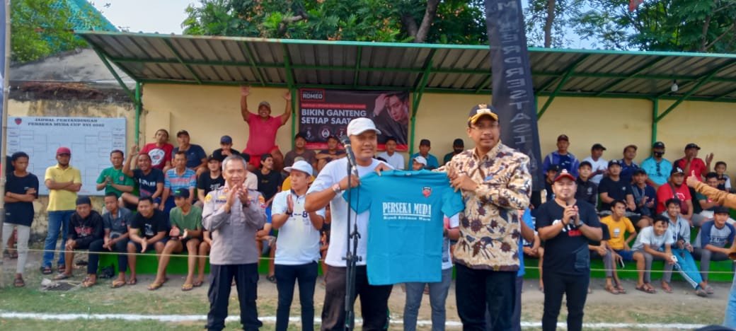 Bupati Sidoarjo Lakukan Tendangan Pertama Untuk Pembukaan Turnamen Perseka Muda Cup XVI Tahun 2022