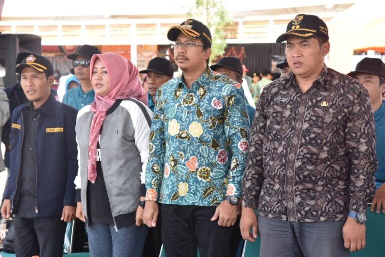 Bupati Gus Muhdlor Memberangkatkan 2.220 Pelajar Sekolah Untuk Mengikuti Lomba Gerak Jalan Pelajar