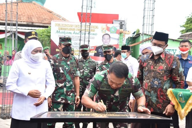 
					KASAD Dudung Abdurachman dan Kyai Khos Jatim Peletakan Batu Pertama Revitalisasi Makam Aulia Sono Buduran Sidoarjo
