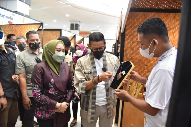 
					Sidoarjo Tuan Rumah AKI 2022, Kemenparekraf Sandiaga Uno Targetkan Produk UMKM Masuk Mal dan Terdaftar E Katalog