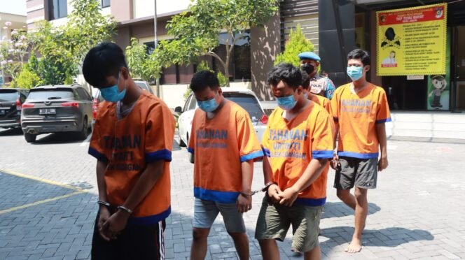 
					Pelaku Kasus Pengeroyokan Hingga Tewas di Sidoarjo Berhasil Diamankan Polisi
