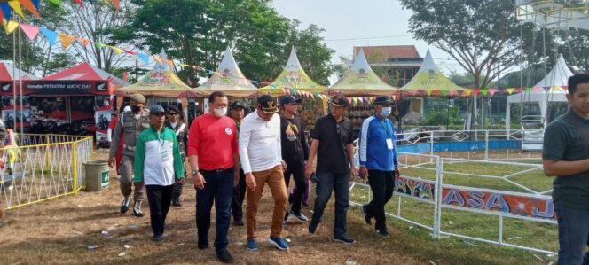 
					Wabup H. Subandi SH. Hadiri Jalan Sehat Di Lapangan Jedongcangkring Prambon Sidoarjo