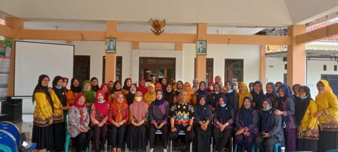 
					Kampung KB Mawar Desa Banjarwungu, Kec. Tarik, Kab. Sidoarjo Menjadi Percontohan Administrasi Terbaik