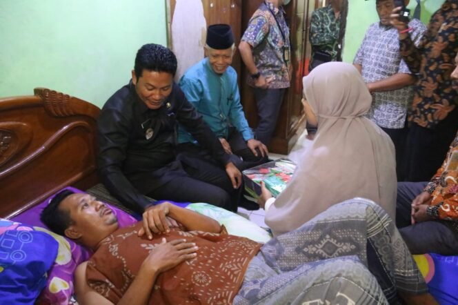 
					Wabup Subandi Jenguk Mantan Tukang Las Warga Pagerwojo yang Terbaring Sakit, Pastikan Tercover BPJS dan Terima Bantuan
