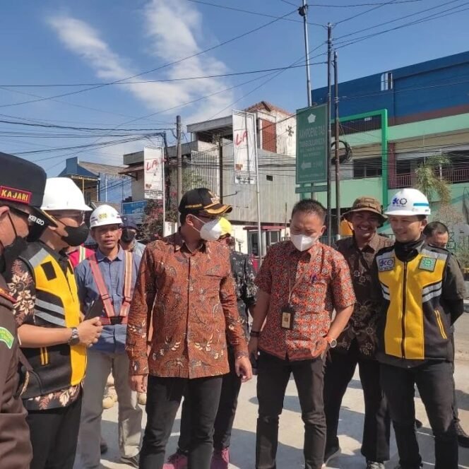 
					Proyek Jalan Simpang Tiga Pasar Tulangan Disidak Bupati Sidoarjo, Ini Titik Betonisasi yang Sudah Tuntas
