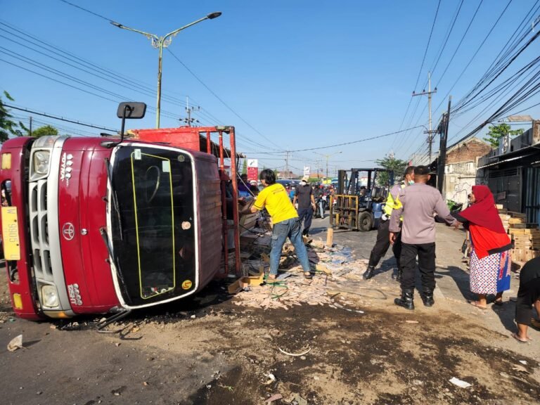 Kurang Berhati-hati, Pengemudi Truck Oleng Ditengah Jalan Taman - Sidoarjo