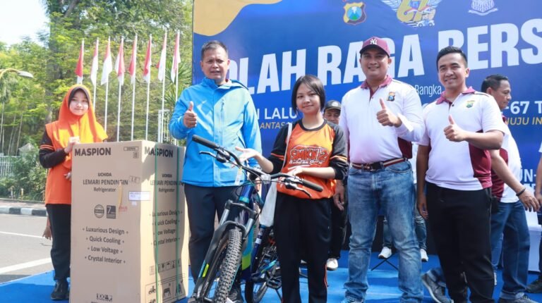 Hari Lalu Lintas, Polresta Sidoarjo Jalan Kaki di Sekitaran Alun-alun Sambil Bagikan Sembako