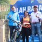 Hari Lalu Lintas, Polresta Sidoarjo Jalan Kaki di Sekitaran Alun-alun Sambil Bagikan Sembako