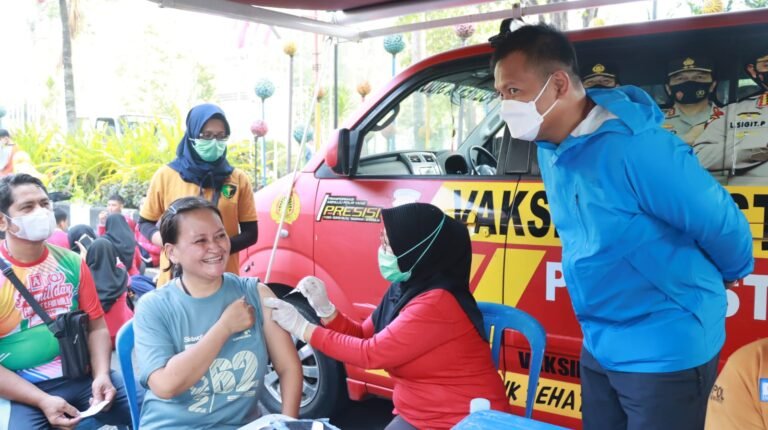 Kapolresta Sidoarjo Cek Layanan Vaksinasi Booster di Tempat Publik