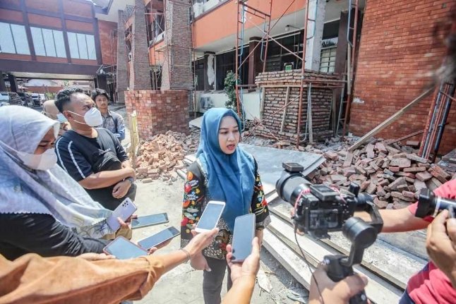 Ning Ita Tinjau Facade Ambruk di Gedung Sekretariat Daerah Pemkot Mojokerto