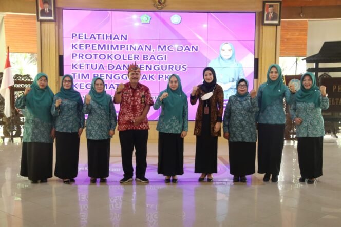 
					Ketua PKK Sidoarjo Sa’adah Muhdlor Bekali 200 Kader PKK Kecamatan Ilmu Keprotokolan dan MC