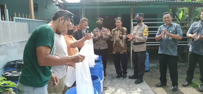 
					Bersama Dengan Perangkat Desa Polisi Gagas Budidaya Ikan Lele Dalam Ember