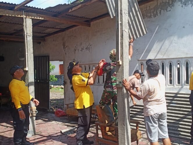 
					Saling Bersinergitas TNI-Polri Bantu Warga Terung Wetan dan Jatikalang Pasca Puting Beliung