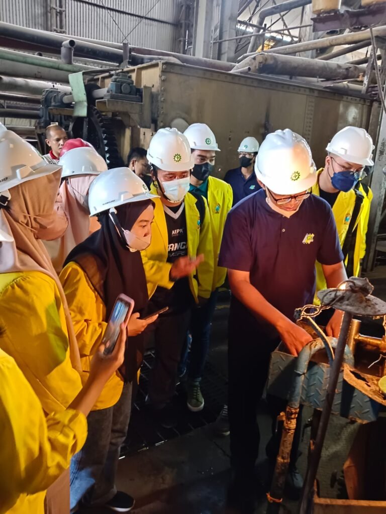 Kunjung Lapangan ke Pabrik Gula Gempolkrep, Mahasiswa Ubhara Melihat Secara Langsung Proses Giling