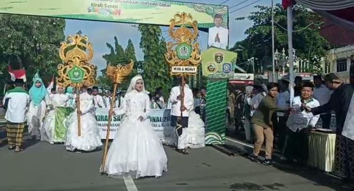 Bupati Ngawi Hadiri "Kirab Santri Sarungan" 17.000 Santriwati dan Santriwan