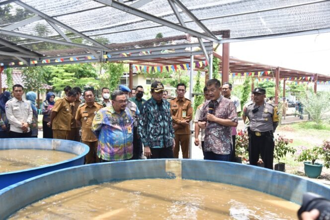 
					Tebar Ribuan Benih Ikan Lele di P2MKP, Gus Muhdlor Sampaikan Budidaya Lele Jadi Alternatif Pemenuhan Kebutuhan Pangan Keluarga 