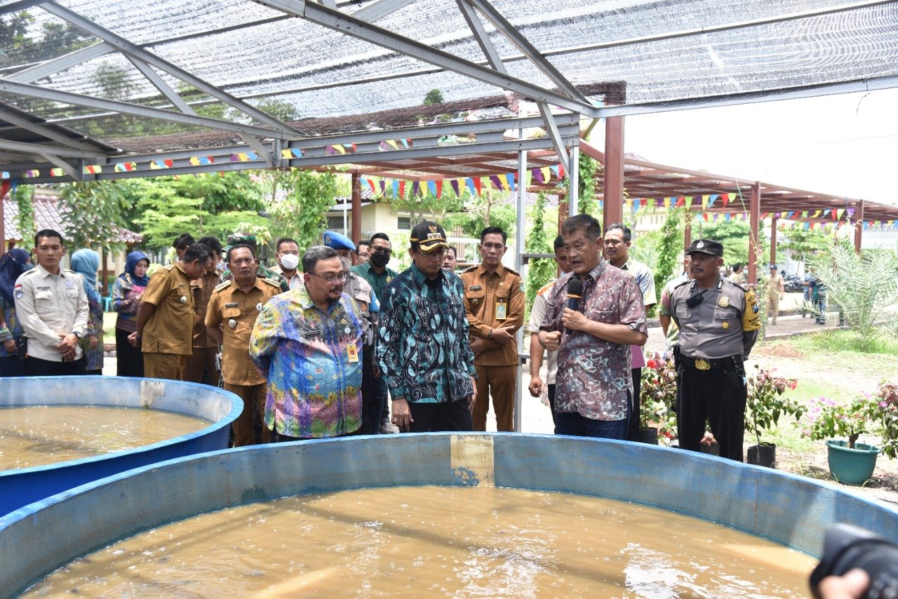 Tebar Ribuan Benih Ikan Lele di P2MKP, Gus Muhdlor Sampaikan Budidaya Lele Jadi Alternatif Pemenuhan Kebutuhan Pangan Keluarga