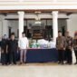 Walikota Surabaya Eri Cahyadi Serahkan Bantuan ke Bupati Gus Muhdlor untuk Warga Korban Angin Puting Beliung