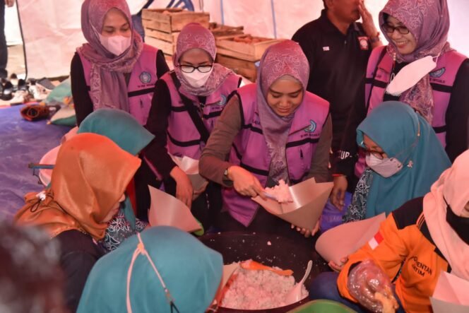 
					TP- PKK Kabupaten Sidoarjo Bantu Pulihkan Psikis Anak-anak Korban Bencana Angin Puting Beliung
