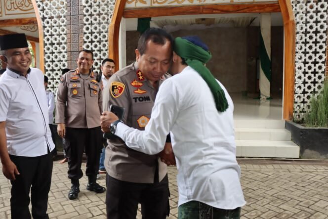 
					Kapolda Jatim Silaturahmi dengan Tokoh Agama di Ponpes Rejo Darul Mustofa Malang 
